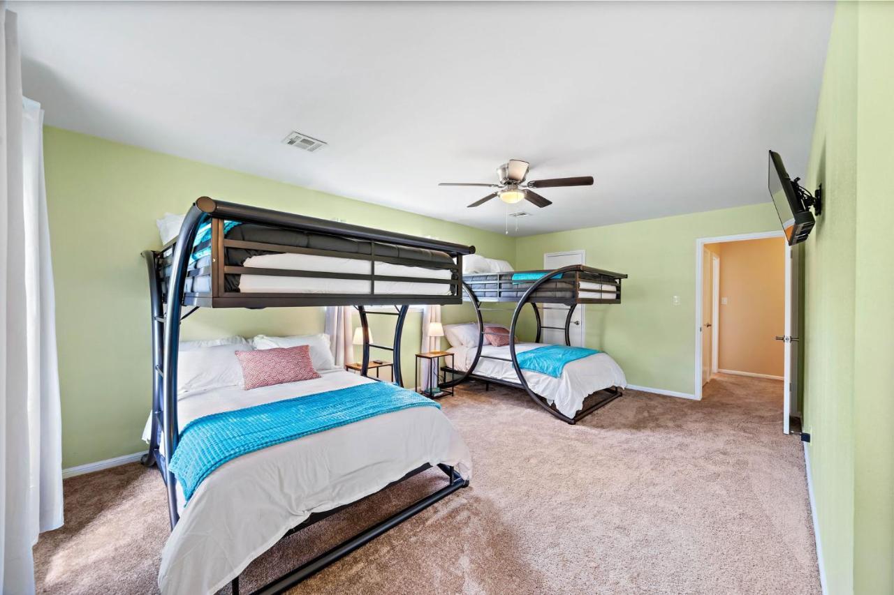 Pool Oasis Games Wifi Bbq Yard Sleep 16 Villa Houston Exterior photo